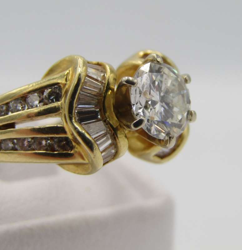 18kt Yellow Gold diamond ring with 0,85ct centre diamond