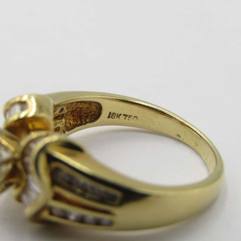18kt Yellow Gold diamond ring with 0,85ct centre diamond