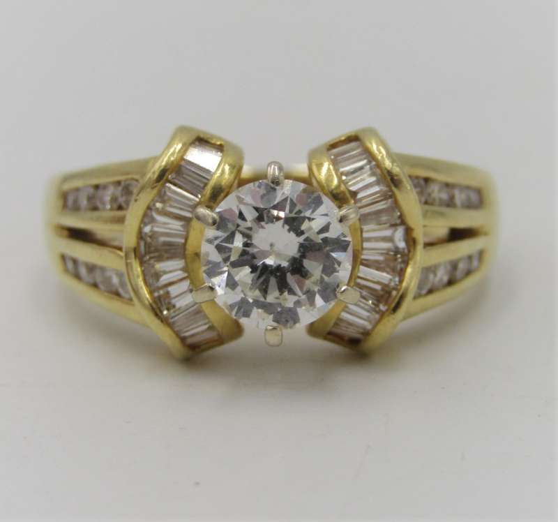 18kt Yellow Gold diamond ring with 0,85ct centre diamond
