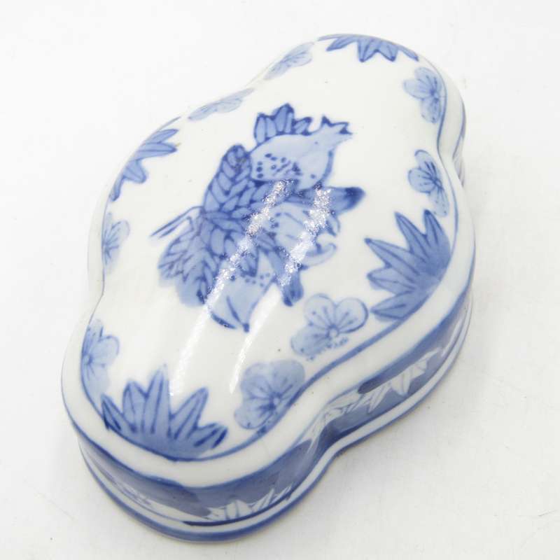 Antique Chinese blue and white porcelain tea caddy jar with lid