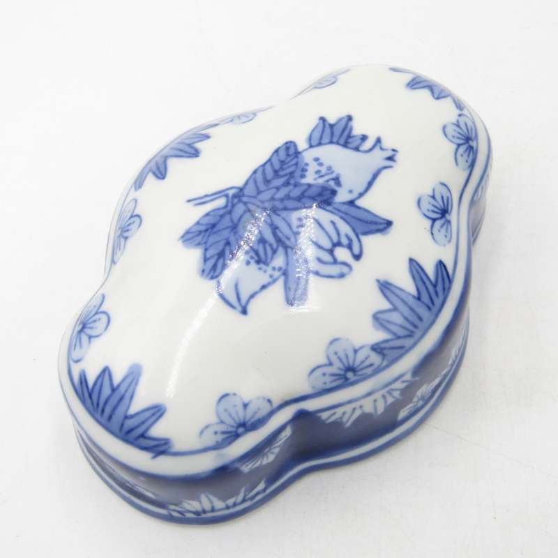 Antique Chinese blue and white porcelain tea caddy jar with lid