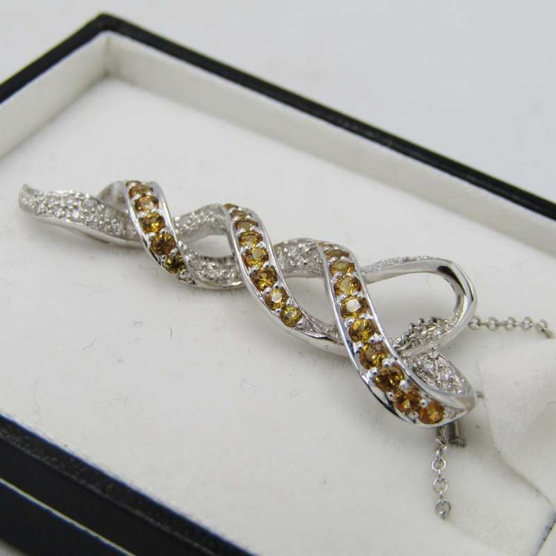 18kt White gold pendant with diamonds and yellow sapphires with 9kt white gold necklace