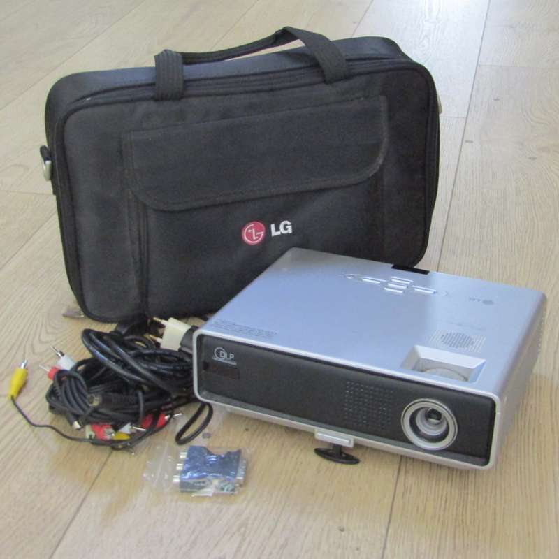 LG DS 125 Projector in bang with cables - working