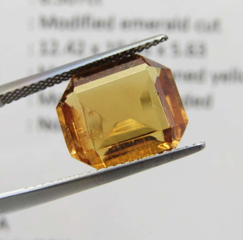 Tourmaline of 6,5 carat - modified Emerald cut - Medium dark toned yellow