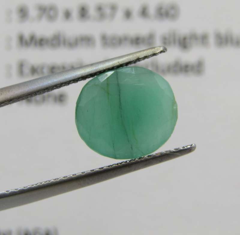 Natural Emerald of 2,67 carat - oval mixed cut - medium toned slight bluish green
