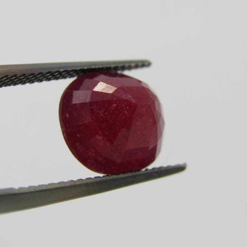 Fracture filled Ruby of 6,2 carat oval mixed cut - dark toned red with Gemlab certificate