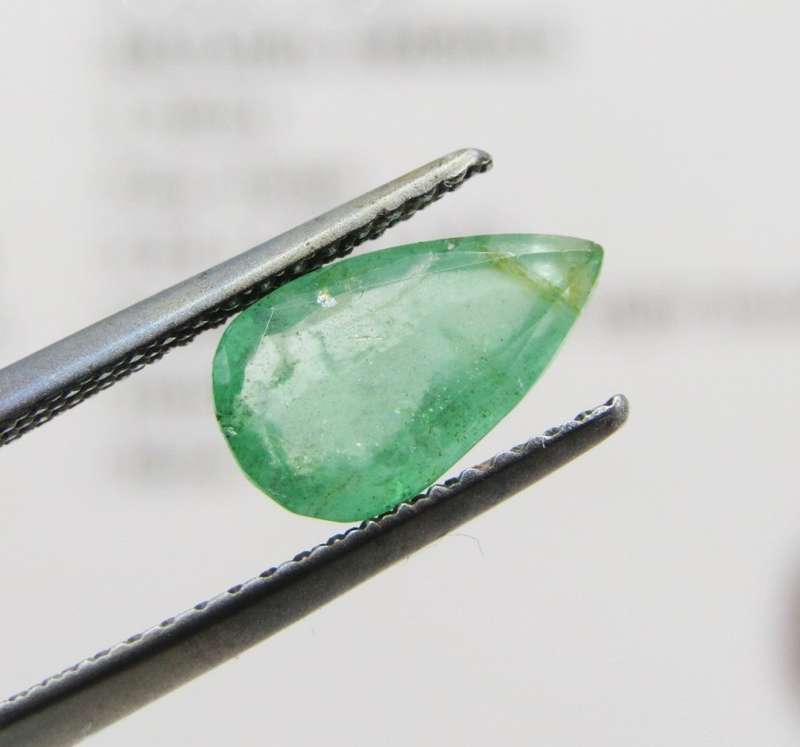 Natural Emerald of 1,36 carat - Pear shape medium light toned slight bluish green