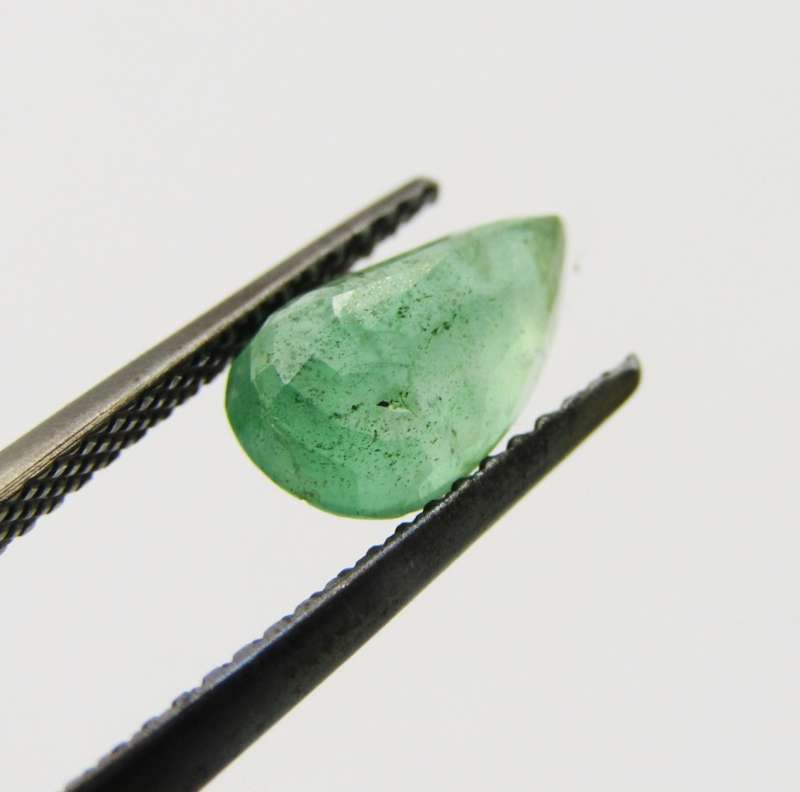 Natural Emerald of 1,36 carat - Pear shape medium light toned slight bluish green