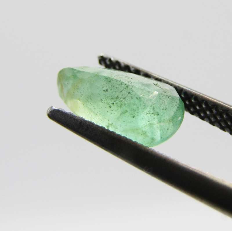 Natural Emerald of 1,36 carat - Pear shape medium light toned slight bluish green