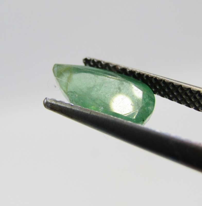 Natural Emerald of 1,36 carat - Pear shape medium light toned slight bluish green