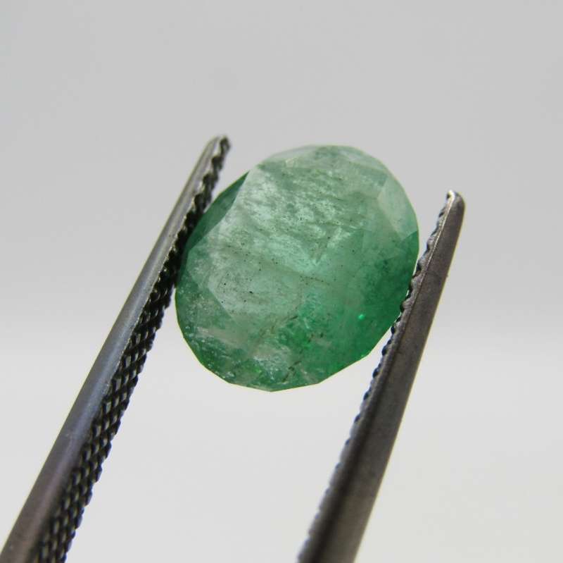 Natural Emerald of 1,86 carat medium toned slight bluish green - oval mixed cut
