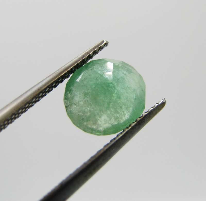 Natural Emerald of 1,86 carat medium toned slight bluish green - oval mixed cut