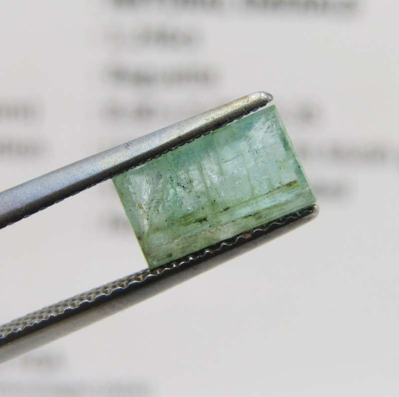 Natural Emerald of 1,24 carat - Baguette shape light toned slight bluish green