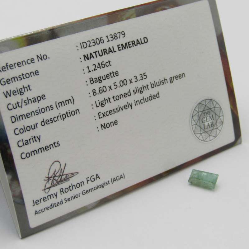 Natural Emerald of 1,24 carat - Baguette shape light toned slight bluish green