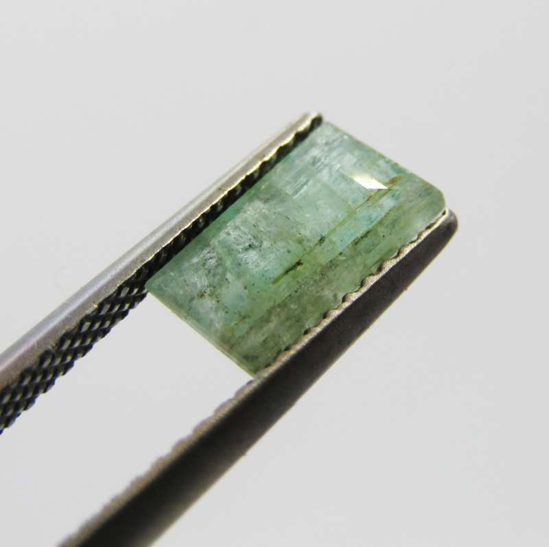 Natural Emerald of 1,24 carat - Baguette shape light toned slight bluish green