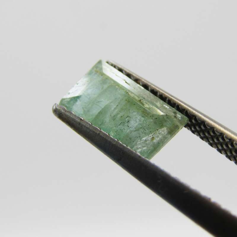Natural Emerald of 1,24 carat - Baguette shape light toned slight bluish green