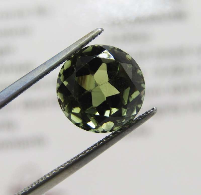 Tourmaline of 4,04 carat - Round mixed cut - slight brownish green with Gemlab certificate