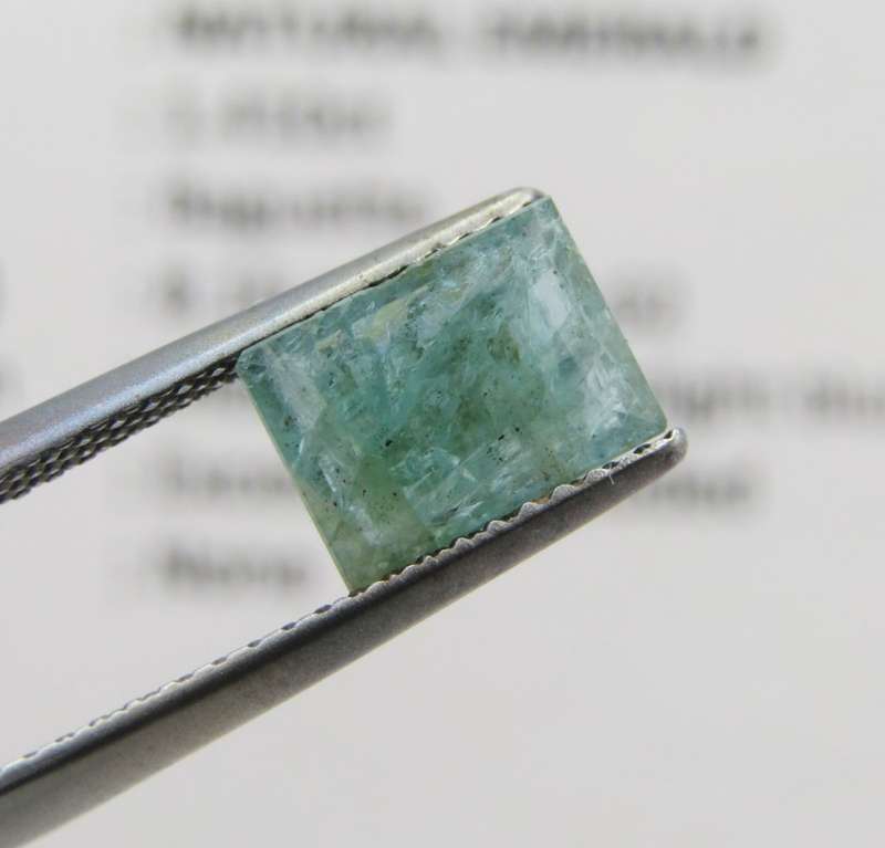 Natural Emerald of 1,4 carat - Baguette shape medium toned slight bluish green
