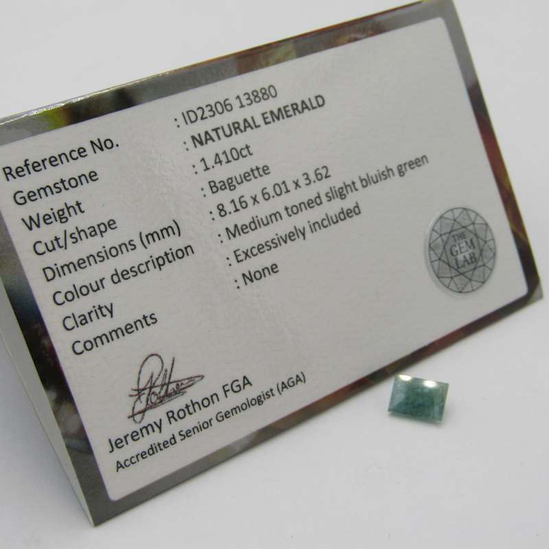 Natural Emerald of 1,4 carat - Baguette shape medium toned slight bluish green