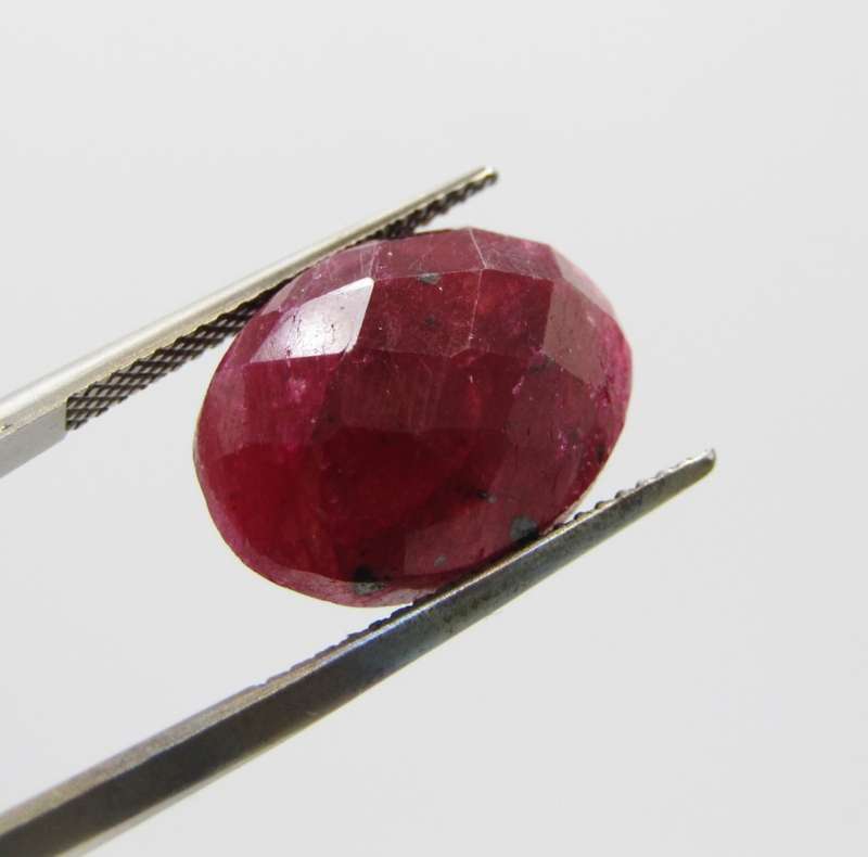 Natural Ruby of 13,8 carat oval checkerboard dark toned slight violet red with Gemlab certificate