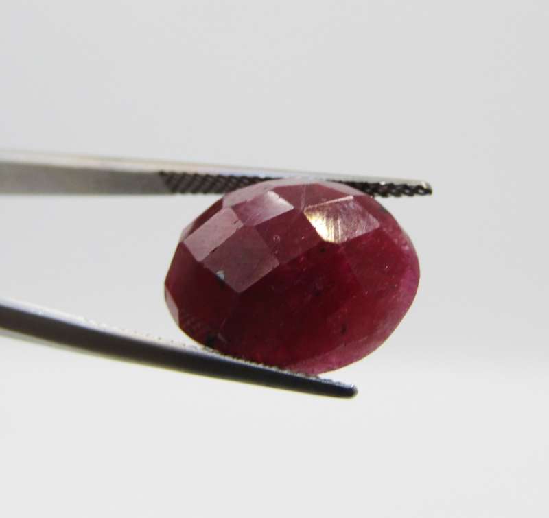 Natural Ruby of 13,8 carat oval checkerboard dark toned slight violet red with Gemlab certificate