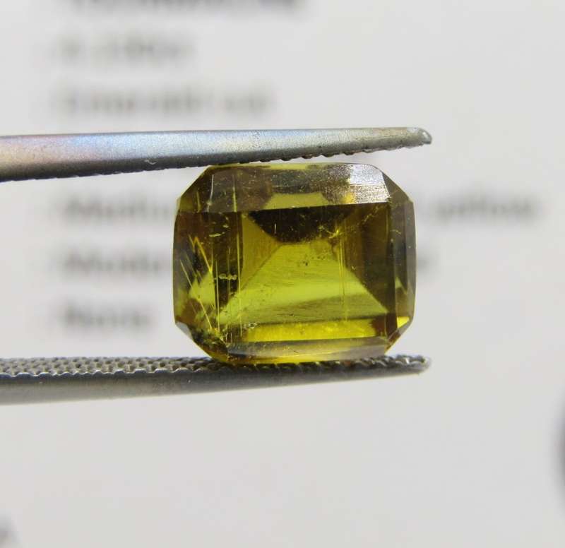 Tourmaline of 4,13 carat - Emerald cut - medium dark toned yellow with Gemlab certificate