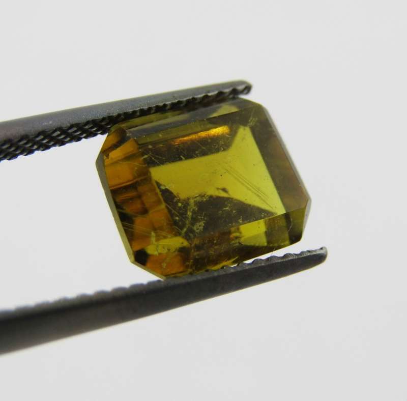Tourmaline of 4,13 carat - Emerald cut - medium dark toned yellow with Gemlab certificate