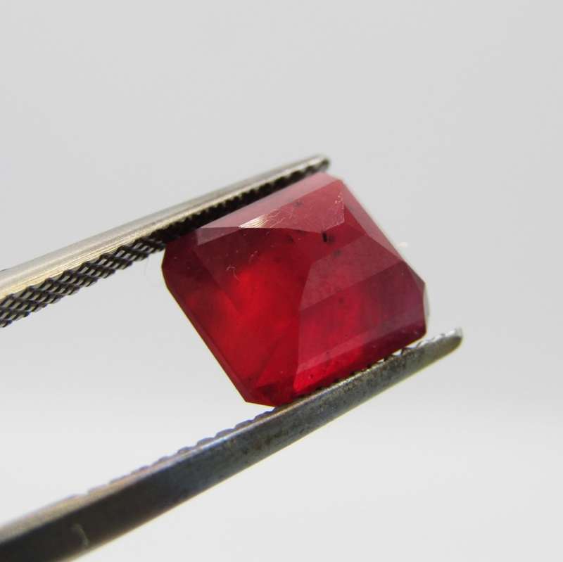 Fracture filled Ruby of 5,5 carat medium dark toned red Emerald cut with Gemlab certificate