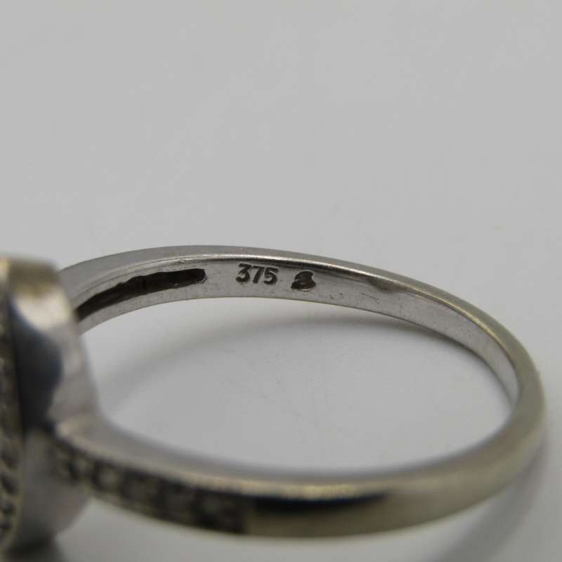 9kt White gold amethyst and diamond ring - weighs 3,0g - size P 1/2