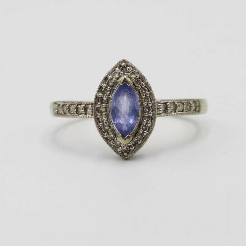 9kt White gold amethyst and diamond ring - weighs 3,0g - size P 1/2