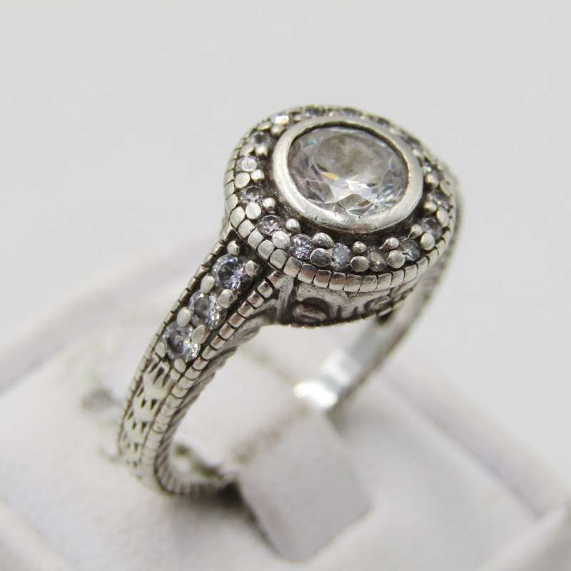 Sterling silver ring with cubic Zirconias - weighs 4,4g - size N