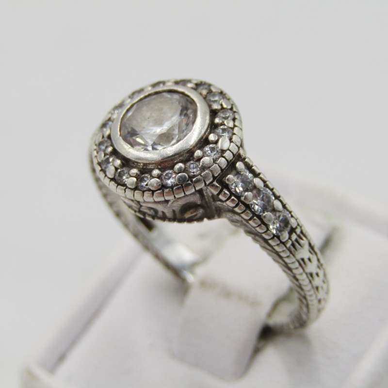 Sterling silver ring with cubic Zirconias - weighs 4,4g - size N
