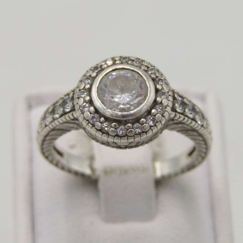 Sterling silver ring with cubic Zirconias - weighs 4,4g - size N