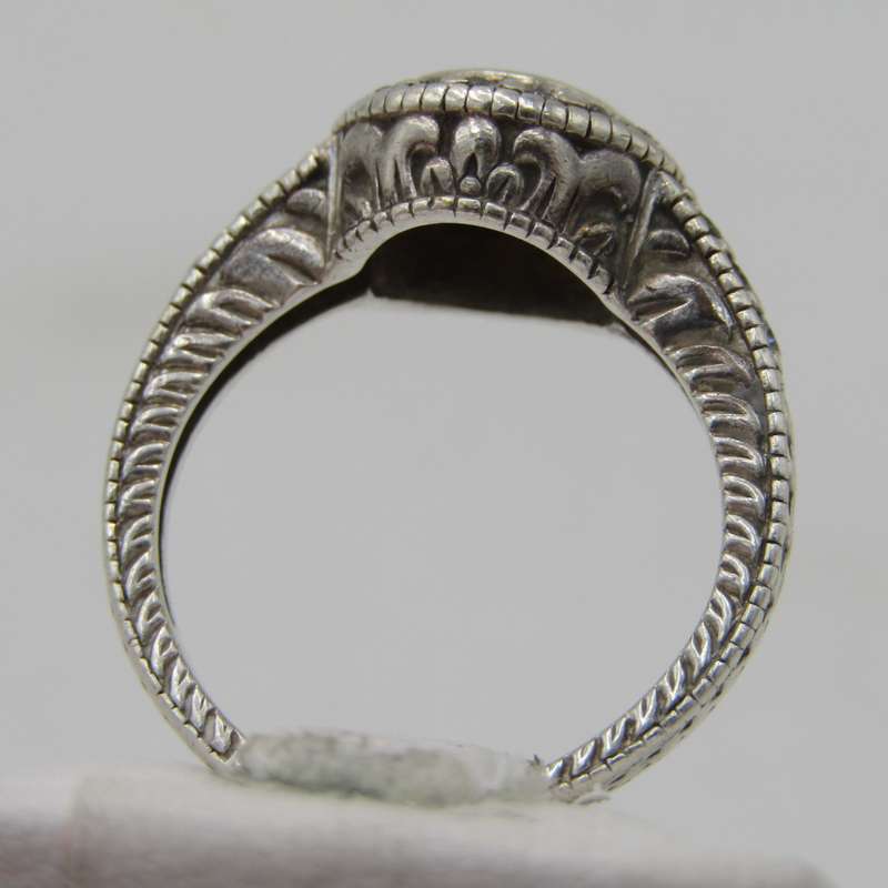 Sterling silver ring with cubic Zirconias - weighs 4,4g - size N