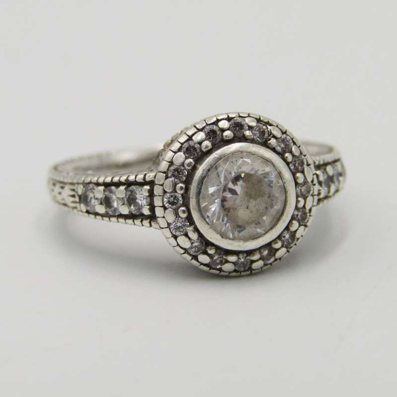 Sterling silver ring with cubic Zirconias - weighs 4,4g - size N