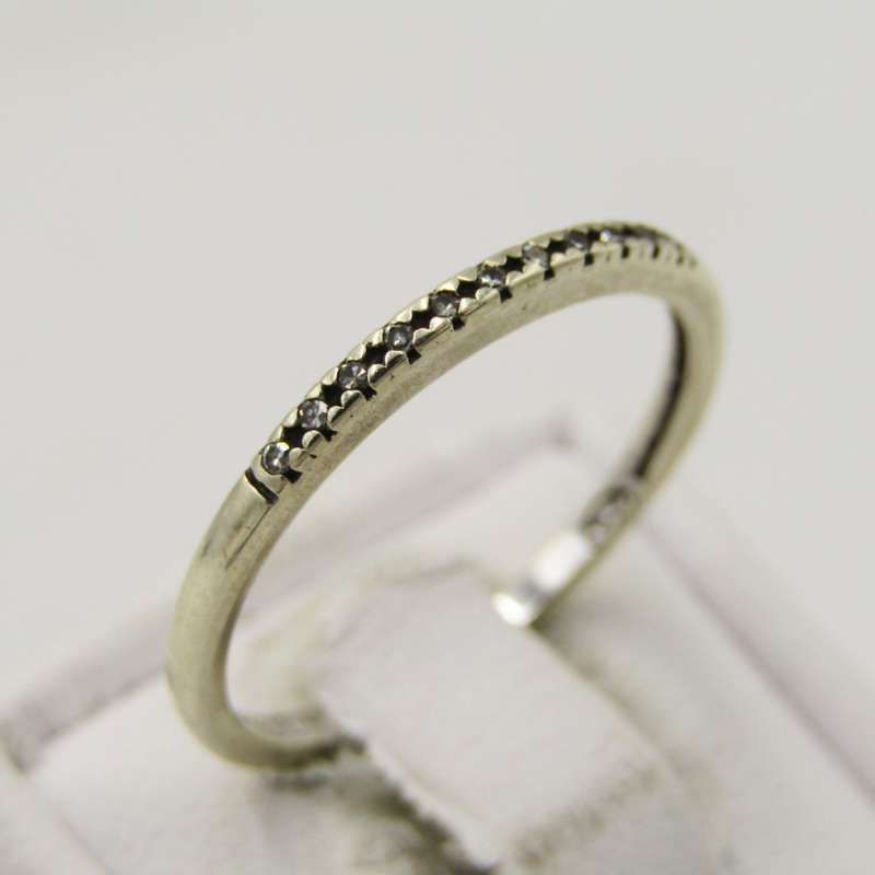 9kt White gold wedding band with 11 small diamonds - weighs 1,6g - size P