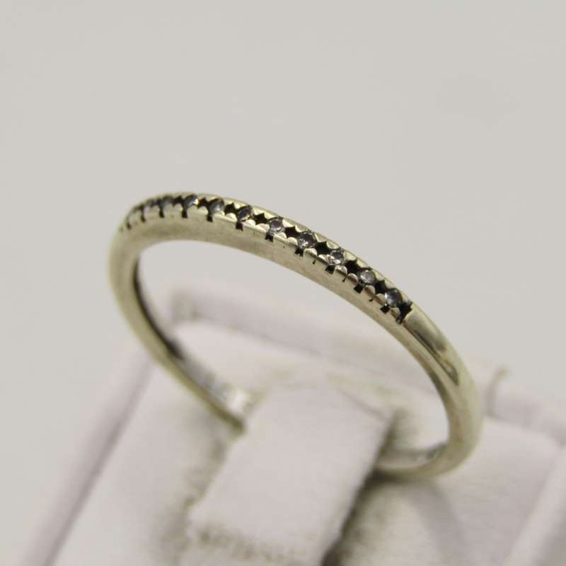 9kt White gold wedding band with 11 small diamonds - weighs 1,6g - size P