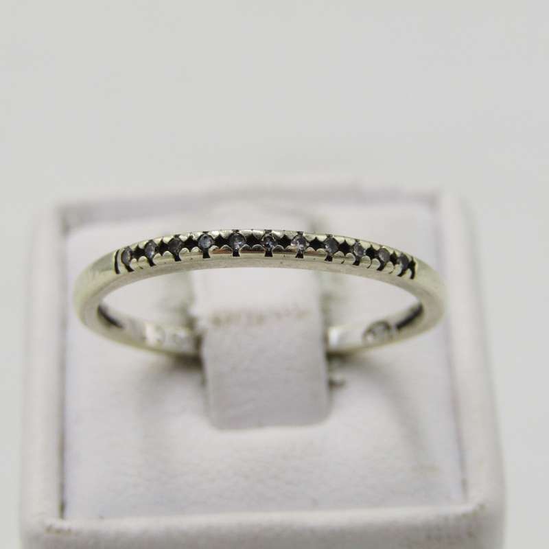 9kt White gold wedding band with 11 small diamonds - weighs 1,6g - size P
