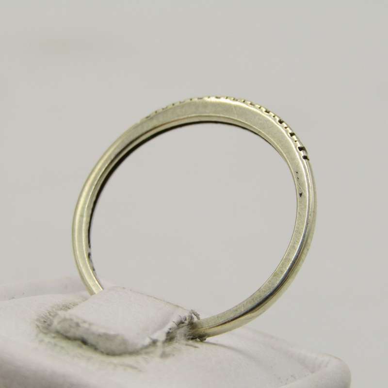 9kt White gold wedding band with 11 small diamonds - weighs 1,6g - size P