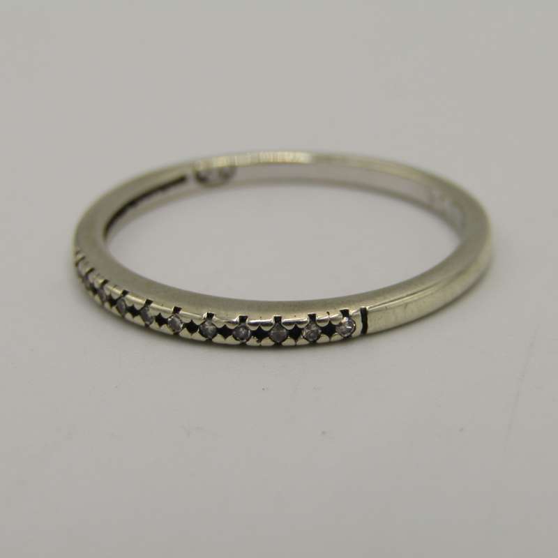 9kt White gold wedding band with 11 small diamonds - weighs 1,6g - size P