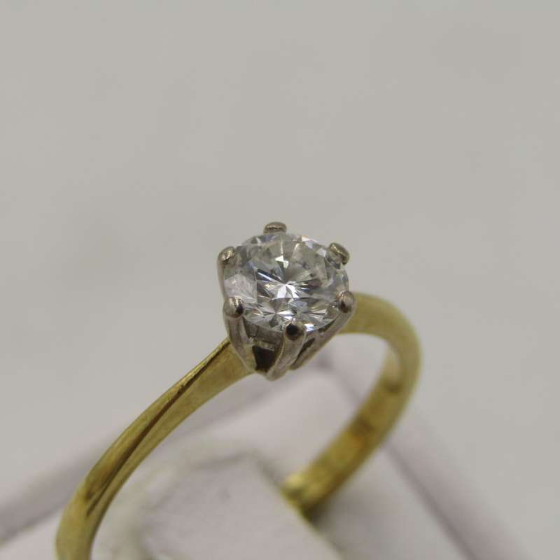 18kt Yellow gold diamond ring with 0,60ct diamond - weight 2,6g - size N 1/2