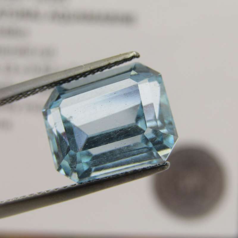 Natural Aquamarine - 6,56 carat - Medium dark toned blue cut Emerald, with Gemlab certificate