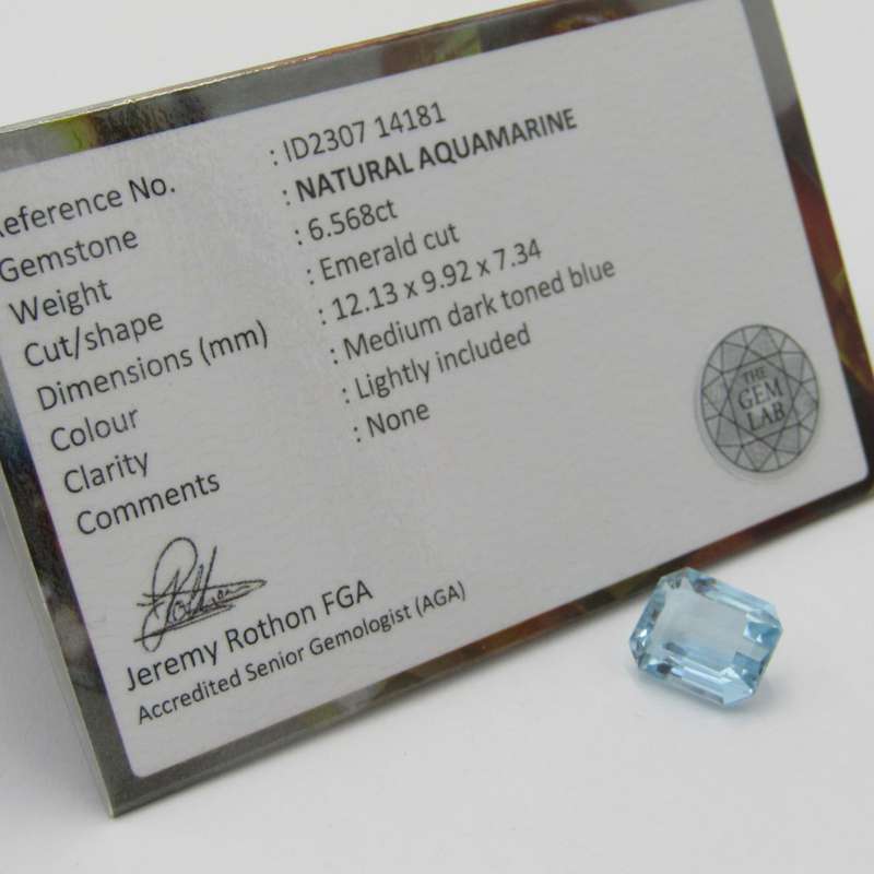 Natural Aquamarine - 6,56 carat - Medium dark toned blue cut Emerald, with Gemlab certificate