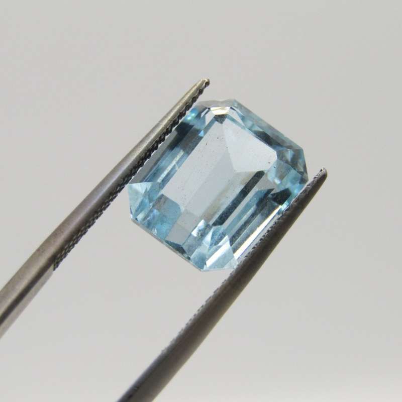 Natural Aquamarine - 6,56 carat - Medium dark toned blue cut Emerald, with Gemlab certificate