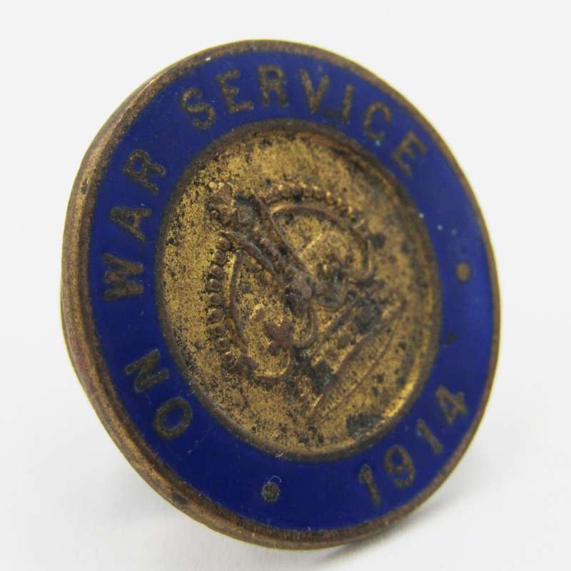 1914 WW1 On War service button badge