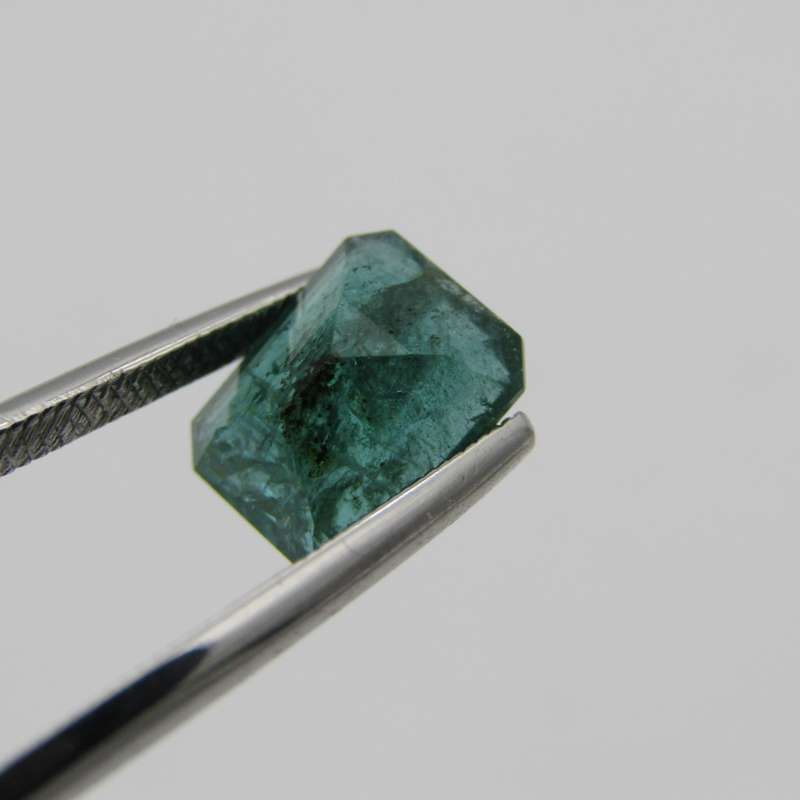Bluish Green natural Emerald of 2,23 carat - Heavily Included certificate by Gemlab
