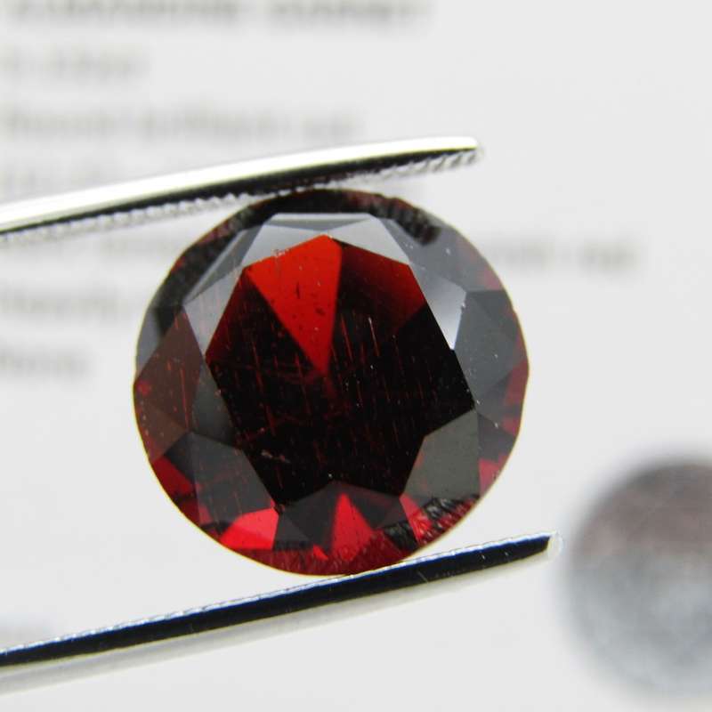 Almandine Garnet of 9,13 carat - round brilliant cut - Dark toned slightly brownish red