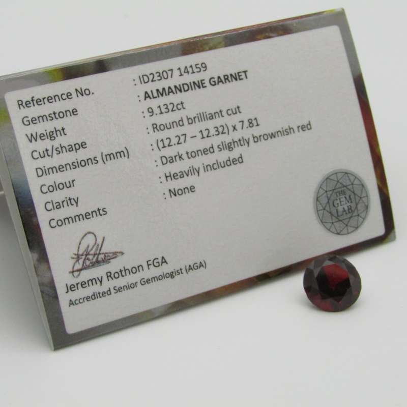 Almandine Garnet of 9,13 carat - round brilliant cut - Dark toned slightly brownish red