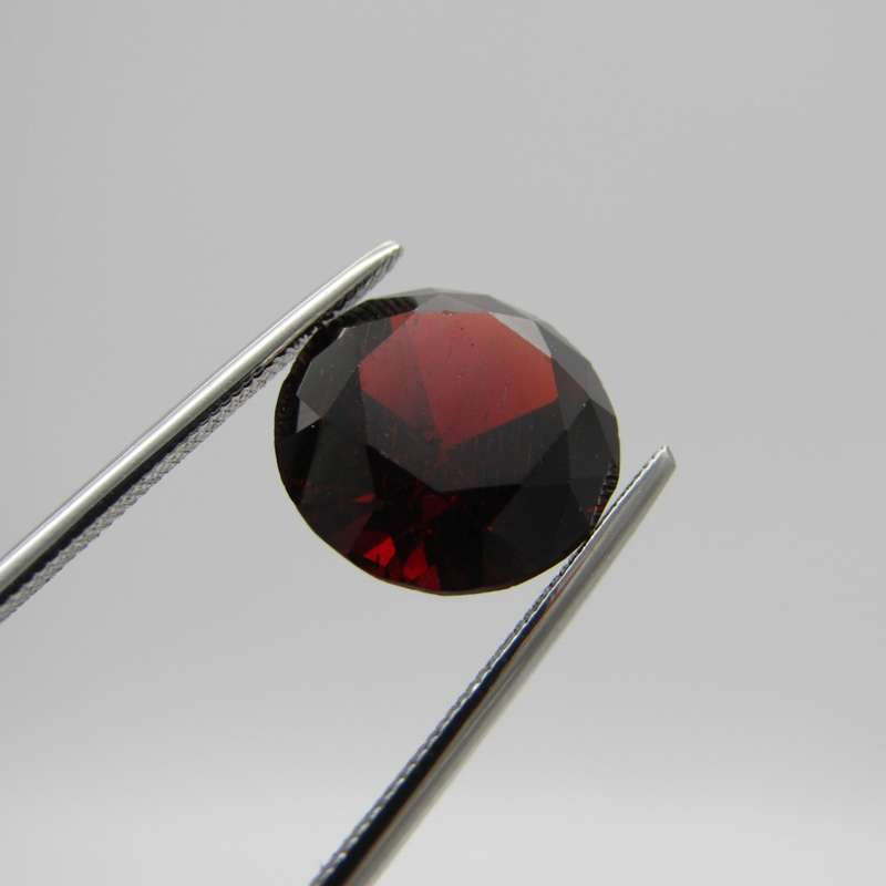 Almandine Garnet of 9,13 carat - round brilliant cut - Dark toned slightly brownish red