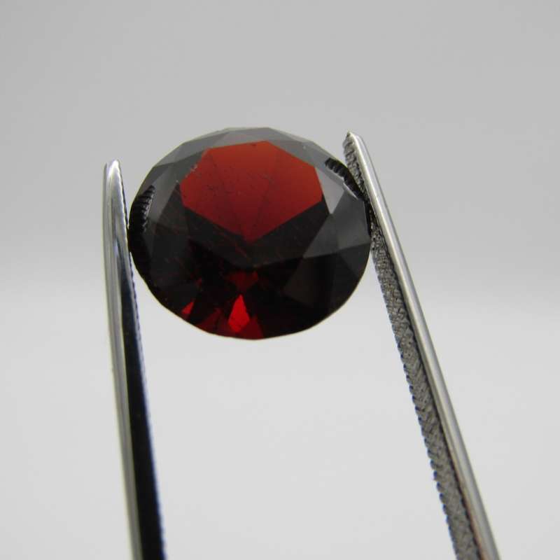 Almandine Garnet of 9,13 carat - round brilliant cut - Dark toned slightly brownish red